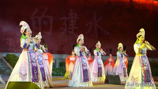 建水县举办“家国情·古城韵”——千年建水T台秀