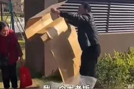 肚儿笑痛了！大老板儿子被母亲叫来帮忙收拾纸壳子，网友不淡定了图片