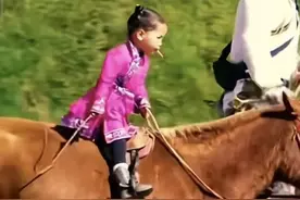 厉害了！内蒙古3岁女娃叼着棒棒糖骑马太飒了 网友：我从小会干嘛图片