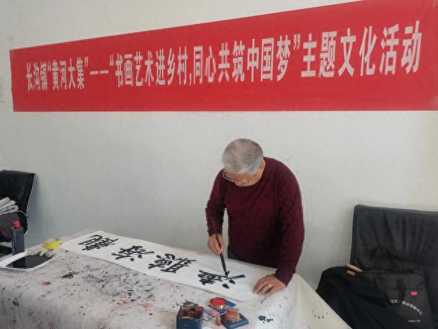 重阳佳节将来临 创作墨宝送老人