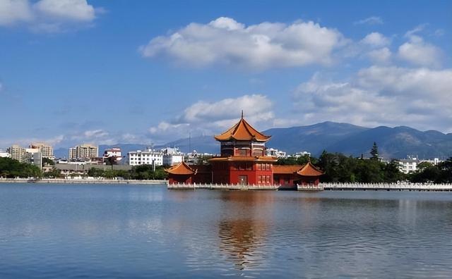 中国唯一一个“军人城市”，一半以上都是军人，吸引众多女孩前往