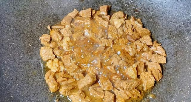 炖牛肉时	，怎么炖才可以鲜嫩不硬？掌握5个技巧，软烂入味不塞牙