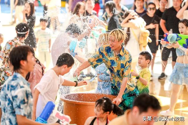 祖国最可爱的人免费游园!市民玩水听歌全免费!22℃极地清凉一夏
