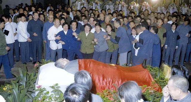 1976年运送毛主席遗体，发生三个“想不到”，华：人民不想主席走