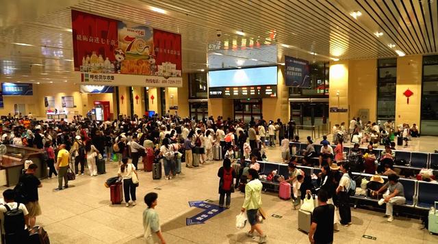 这个火车站今夏爆火，日均超8000人次！旅客：乘车全是细节！