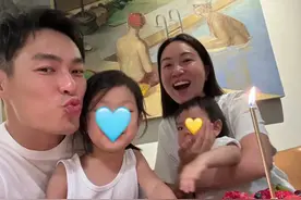 杨祐宁晒全家福庆42岁生日，大宝二宝罕出镜，妻子素颜出镜真漂亮图片