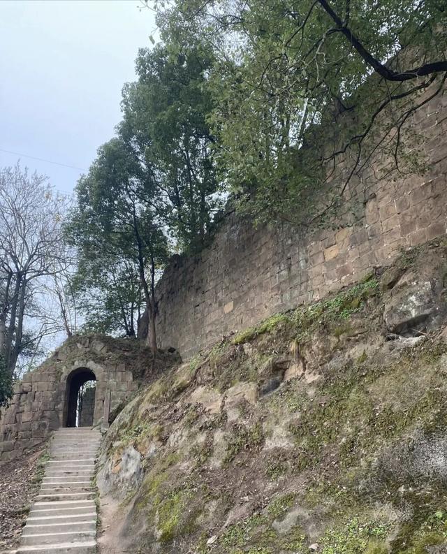 重庆北碚闹市竟藏有一座古寨，设有瓮城，被网友称为"重庆吴哥窟"