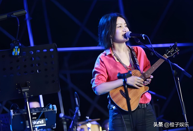她连上5次春晚，私下却和恩师同居怀孕被骗流产，今57岁依然单身