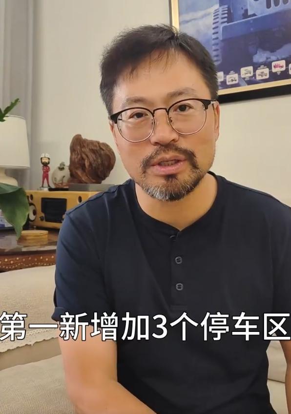 云A太嚣张！故意停车别车造成公路堵塞，后车想超车还被开窗辱骂