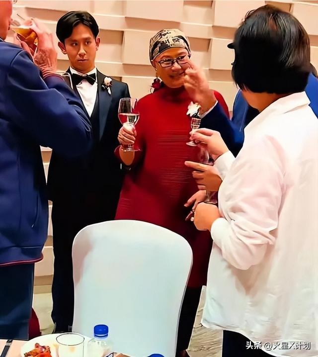 刘欢女儿举行婚礼！桌上摆了茅台，刘欢眼眶红了，新娘打扮掉价