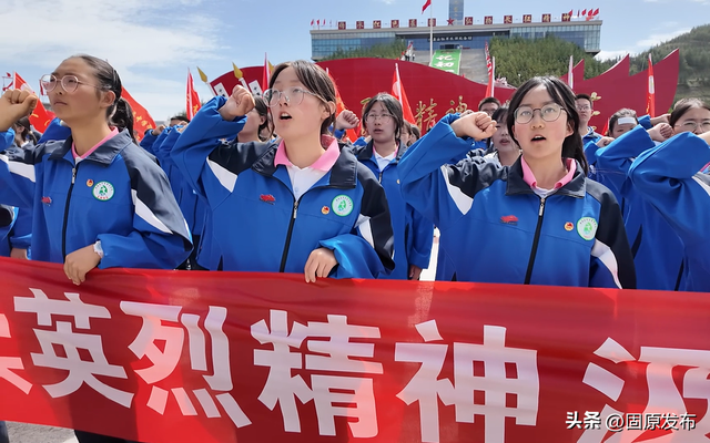 1700余名师生奔赴六盘山！用徒步与誓言上好 “行走的思政课”