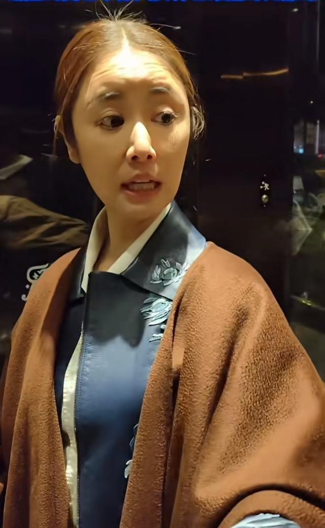 49岁林心如断崖式衰老，当年的紫薇格格也老了，脸变长 抬头纹好多