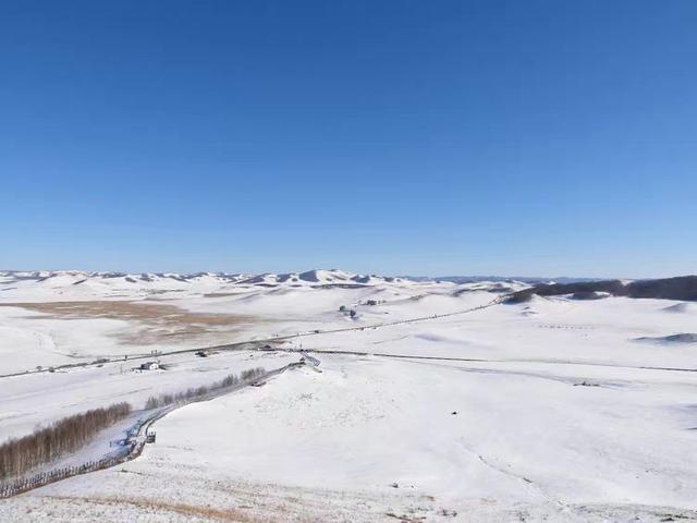 游览乌兰布统影视外景基地