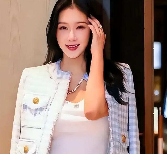 李泽楷被她迷得神魂颠倒	，林丹为她不顾妻儿，她究竟有什么魅力？