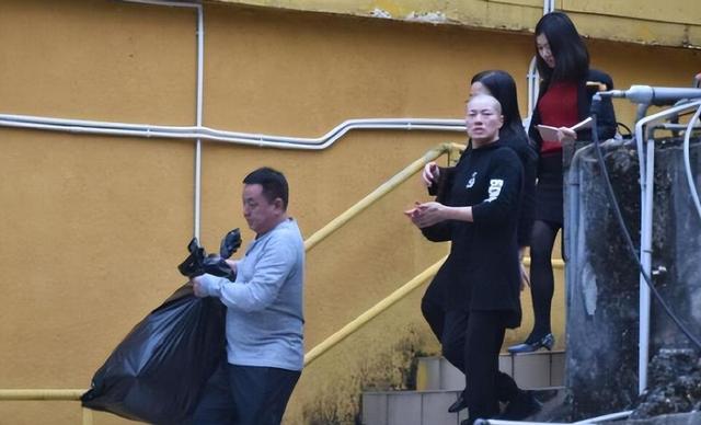 比释永信更奢靡：穿黑丝上班，坐豪车住千万别墅，有两个和尚老公
