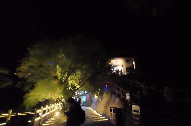 去了一趟华山旅游,发了朋友圈,以为有人点赞,结果尴尬了!