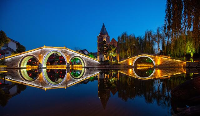 桥影渡星河，古墙浸夜色