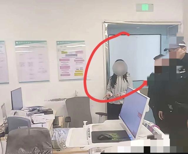 女子嫌等待时间过长扇医生耳光	，视频流出指认现场曝光，肠子悔青