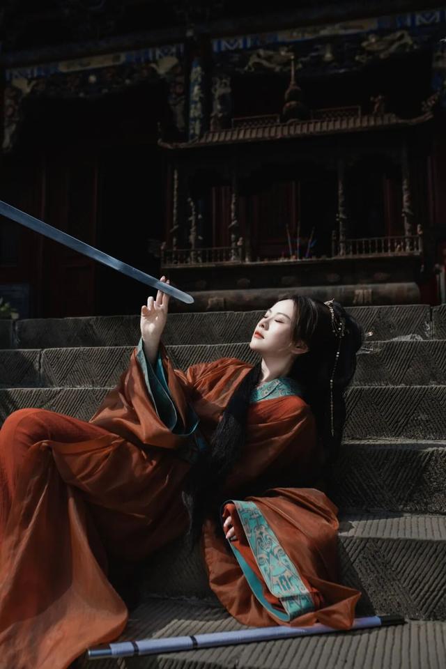 建筑为卷，衣冠作笔丨让飞檐与襦裙共绣华夏图腾！