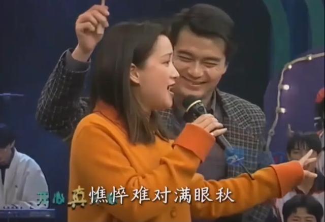 许何弯着腰抱着何晴遗像,背影很难过,许亚军没来给何晴撑伞!