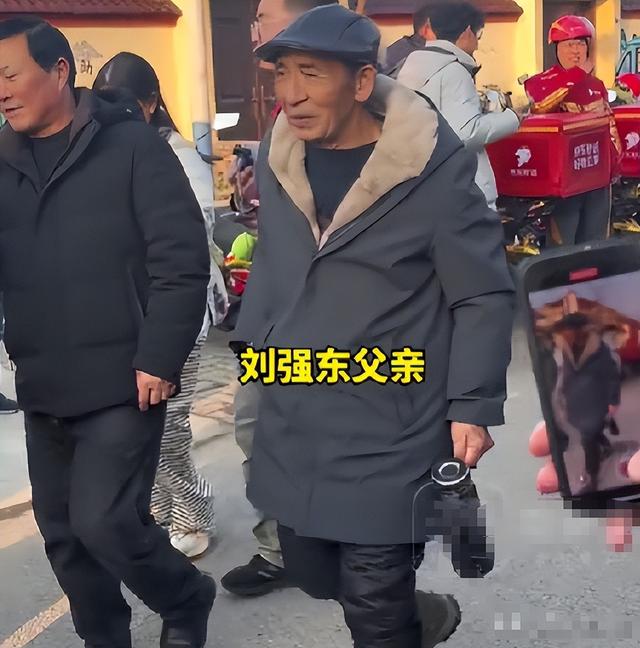 刘强东给老家送年货现场曝光，令人恶心的一幕出现，当场被人制止