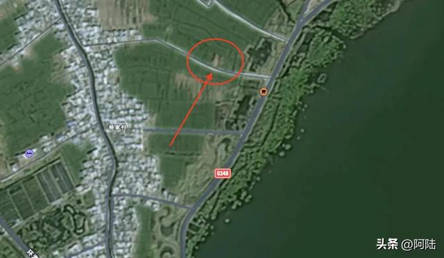 洱海边惊现一堆破船,锈迹斑斑却野趣盎然,已经被我轻松登顶拿捏