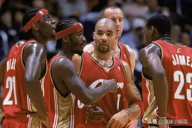 到处划拉破烂组建历史大烂队！02年骑士为詹姆斯到底有多拼？图片