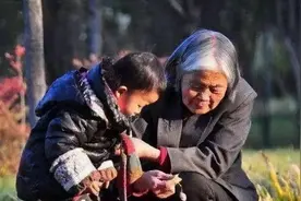 奶奶“假带娃”现象成为流行：宝妈不敢明说，毁掉的终究是孩子图片