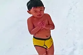 12年前，那个被父亲逼着，在雪地中“裸跑”的小男孩，后来如何了图片