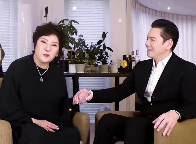 向府治丧！香港各路大佬现身	，向佐向太出席，千人相送警戒森严