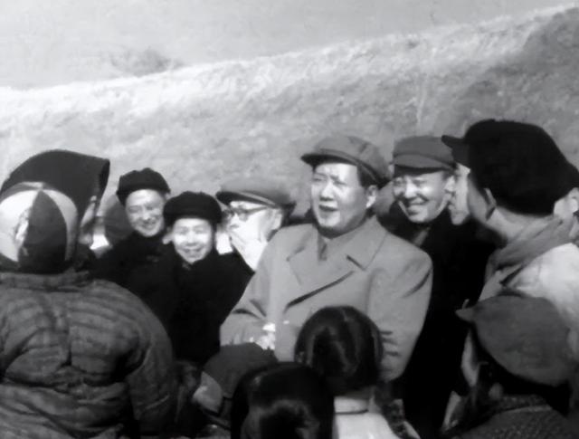 56年毛主席在北京吃羊肉泡馍，环顾四周后突然问高智：你工资多少
