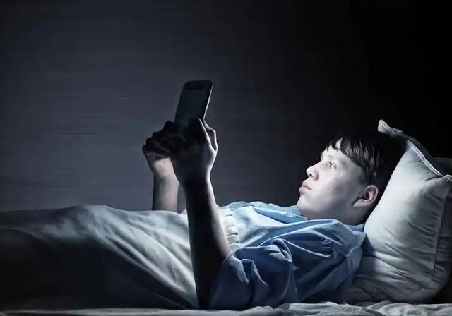 男性健不健康，看胡须就知？胡须有3异常，要警惕了，看看你有吗