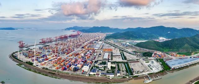 连续17年全球第一，这座城这个港真彪悍