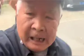 外卖车被轮椅大爷推倒，车主反被打遭讹，路人火上浇油，警方介入图片