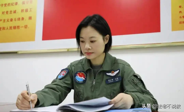 阅兵女机长身份曝光！私生活被扒牺牲太大，老公不简单，央视点名