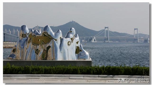 在大连陵水湾打造出的“海纳百川”国际雕塑景观带