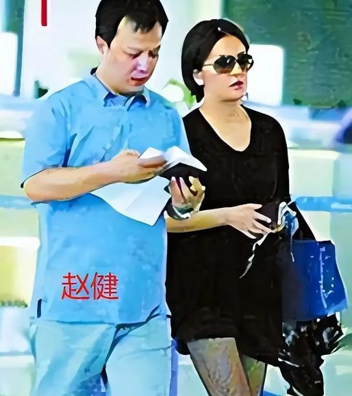 落毛的凤凰不如鸡？前途尽毁、家也散了，但好在赵薇还有一个靠山