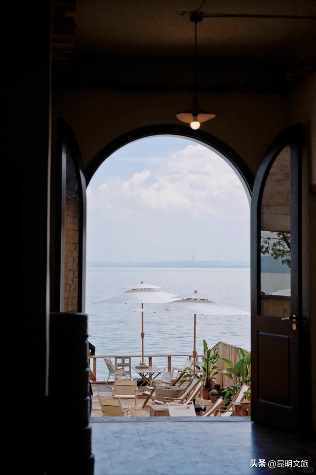 在窗边收藏一整片滇池！海晏村绝美咖啡馆推荐，快码住→
