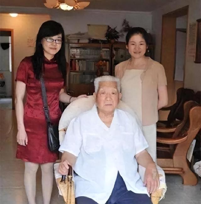 他官至副部，郑州第一任市长，原国家物资局顾问，曾修建二七广场