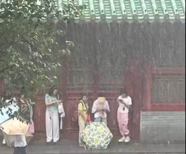 天塌了！释永信被抓不足半月，暴雨拒人，千古名寺再次让人失望！