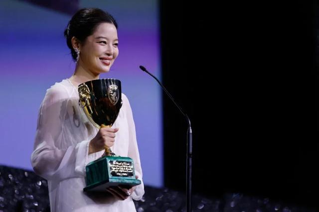 全网刷屏的新晋国际影后，她凭什么成为了85花第一？