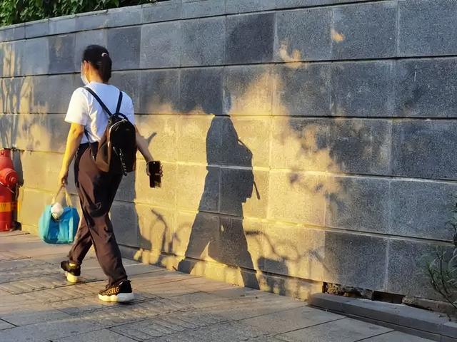 为什么后来翻身的人	，都有一段家里蹲的过往？