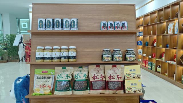 双鸭山市博物馆一楼两展厅每天延长开放至晚8点