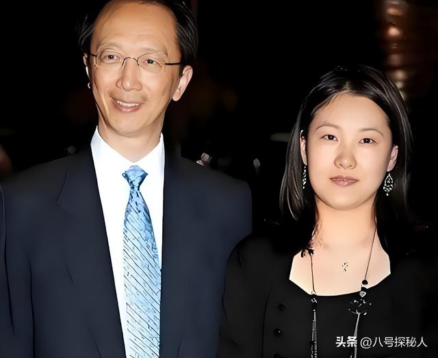 儿子才满20，丈夫便已是七旬老人，嫁给富翁的伏明霞现在后悔不？