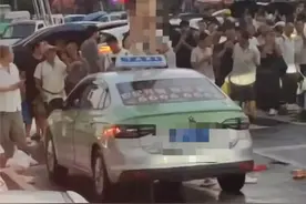 女子当街裸舞后续：大张胳膊互动群众，真容曝光富态，大爷看直了图片