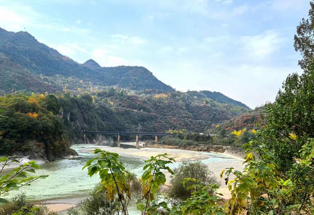 甘肃省徽县嘉陵江畔美景五彩斑斓
