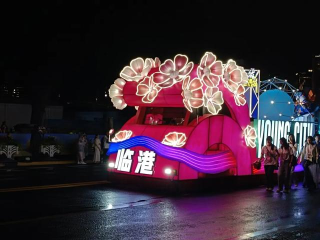 花车巡游、半价游园……上海旅游节开启全城欢乐盛宴→