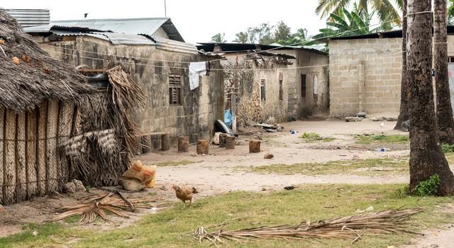 94年暴雨夜，我在山神庙躲雨，一个浑身湿透的女人也跑了进来