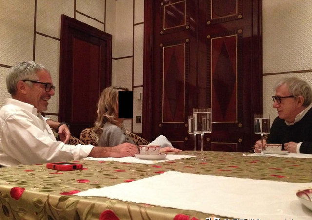 爱泼斯坦案再爆猛料！权贵合影流出，特朗普克林顿同框，白宫急了