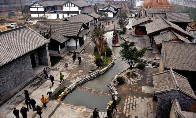 8年烧光50个亿！从人满为患到无人问津，全国古镇为啥批量倒闭？